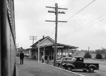 Station-Bridgehampton-View E - 06-20-55 (Faxon, Jr.-Keller).jpg (81771 bytes)